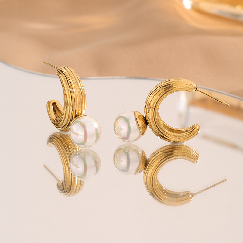 INS estilo francés nuevo 18K chapado en oro vintage hilo en forma de C con incrustaciones de perlas pendientes de acero inoxidable de moda pendientes de todos los partidos