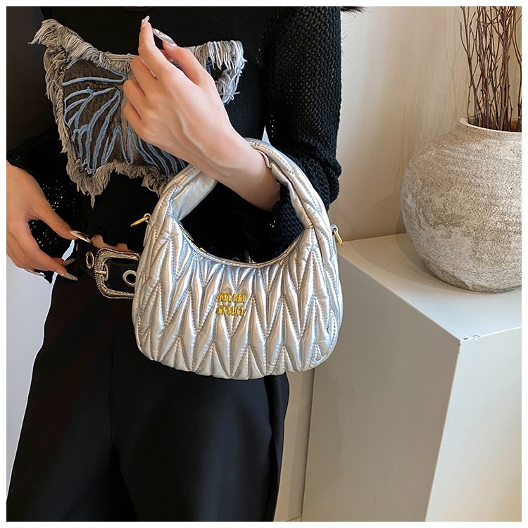 Bolsos de todo fósforo 2024 moda de verano textura plisada bolsa de axilas bolso retro ins bolso femenino de moda simple