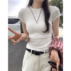 基本的な白い半袖tシャツの女性の夏の修身はやせています。