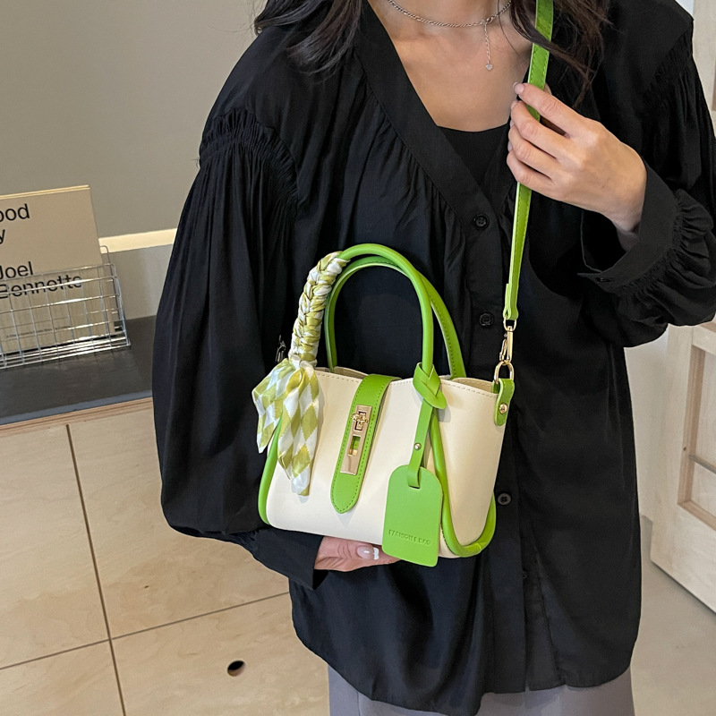 Este año, la moda de la bolsa de la cesta de verduras de mano para mujeres 2024, la nueva bolsa de hombro de color salvaje, la bolsa de cubo de alta calidad