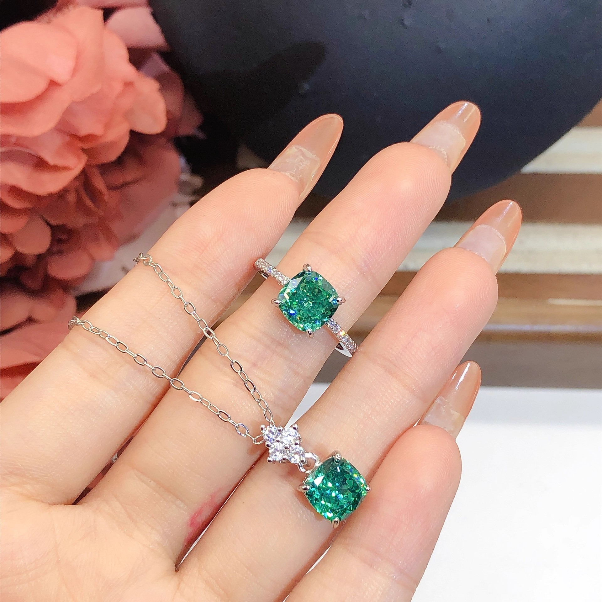 Set ketting met prinses hanger en eenvoudige emerald ring_voghion.com
