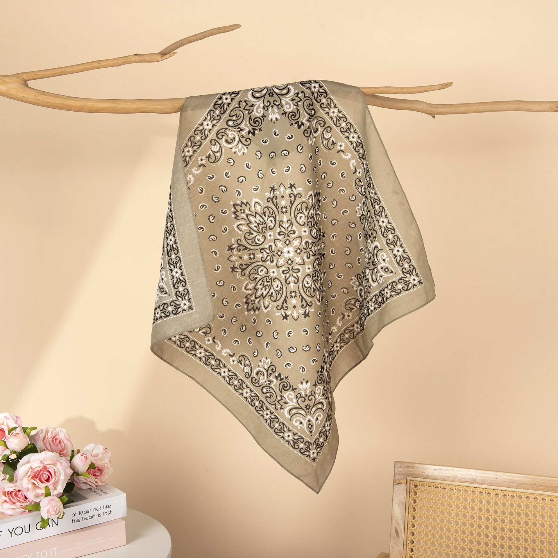 Lenço quadrado retro paisley em algodão para mulher leve_voghion.com