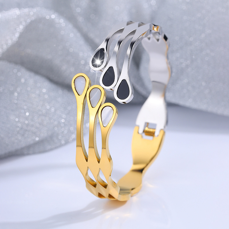 Europa y los Estados Unidos de moda hipster 18k oro blanco y negro pulsera de conchas de mujer versión coreana simple amiga pulsera de acero de titanio venta directa