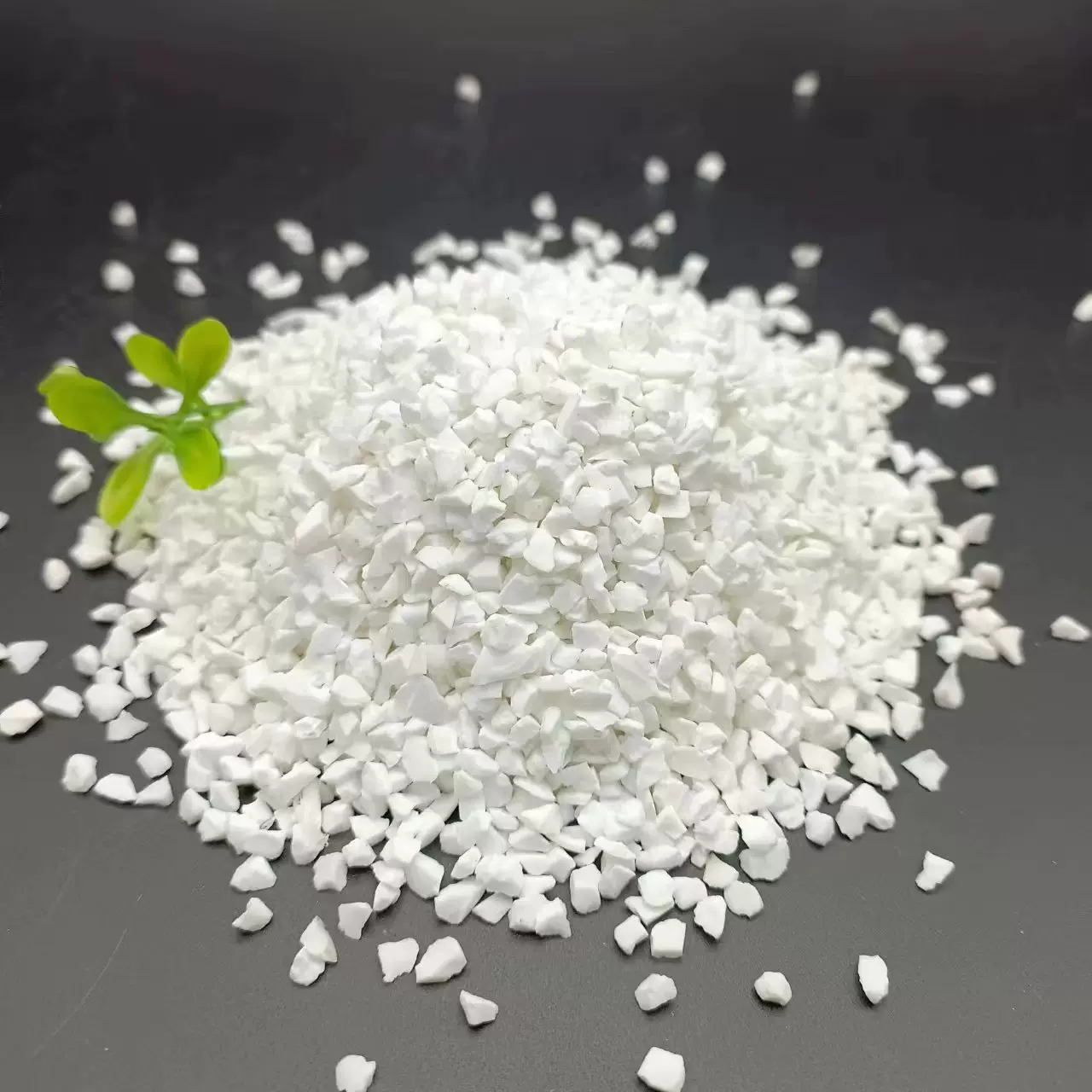 白色陶瓷颗粒 高硬度喷砂磨料 机场防滑跑道耐磨陶瓷砂 防水卷材
