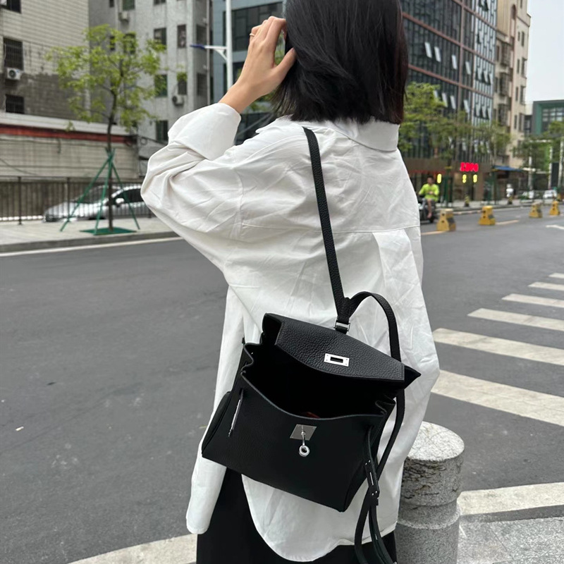 Ba lô mini da thật nữ đeo chéo một bên vai kiểu H mùa xuân hè — Màu đen khuy bạc, Màu trắng khuy bạc, Móc bạc caramel, Voi xám khóa bạc