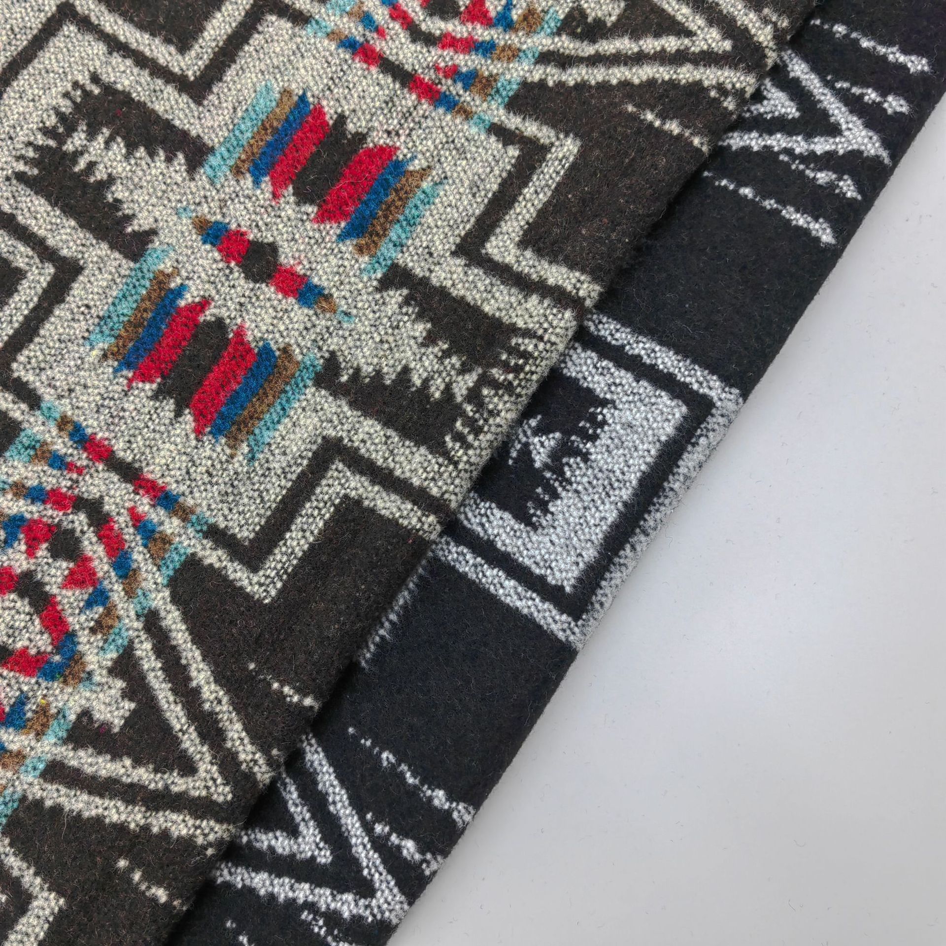 厂家现货欧美菱形十字粗纺单面色织提花毛呢布料