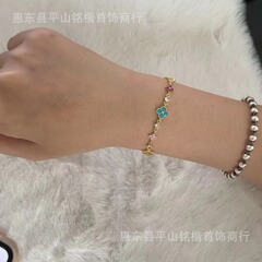ファッションは清新で甘くて、カラーの幸運な四つ葉のクローバーの花のブレスレットを入れます。