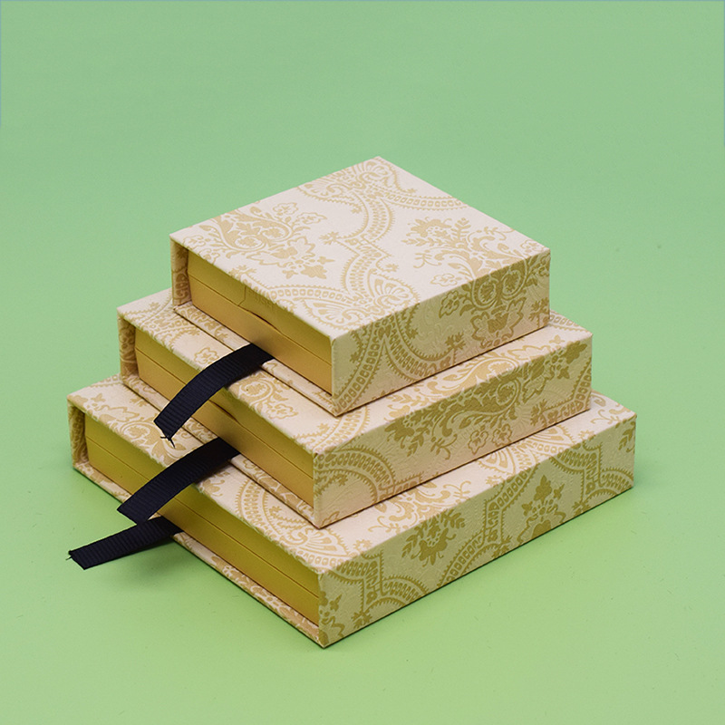 Fashion rice (with the same color box);7*7*2CM