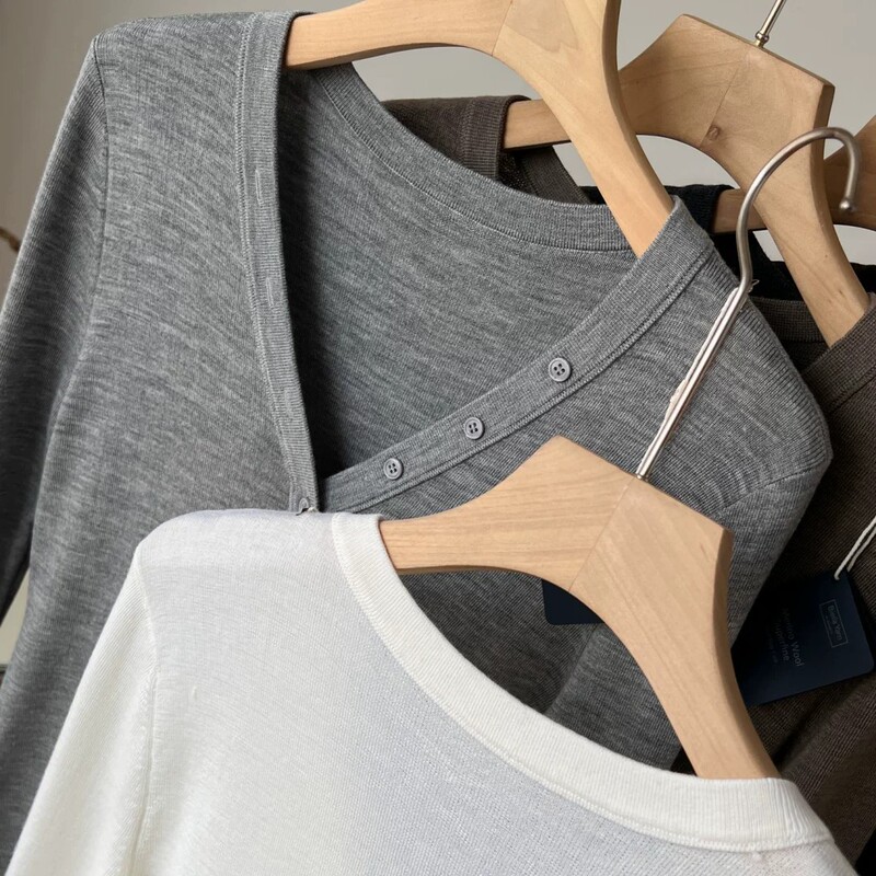 Yangzi fine-knit 100% wool V-neck long-sleeve pullover thin sweater, slim-fit, simple, suitable for commuting, knitted base layer