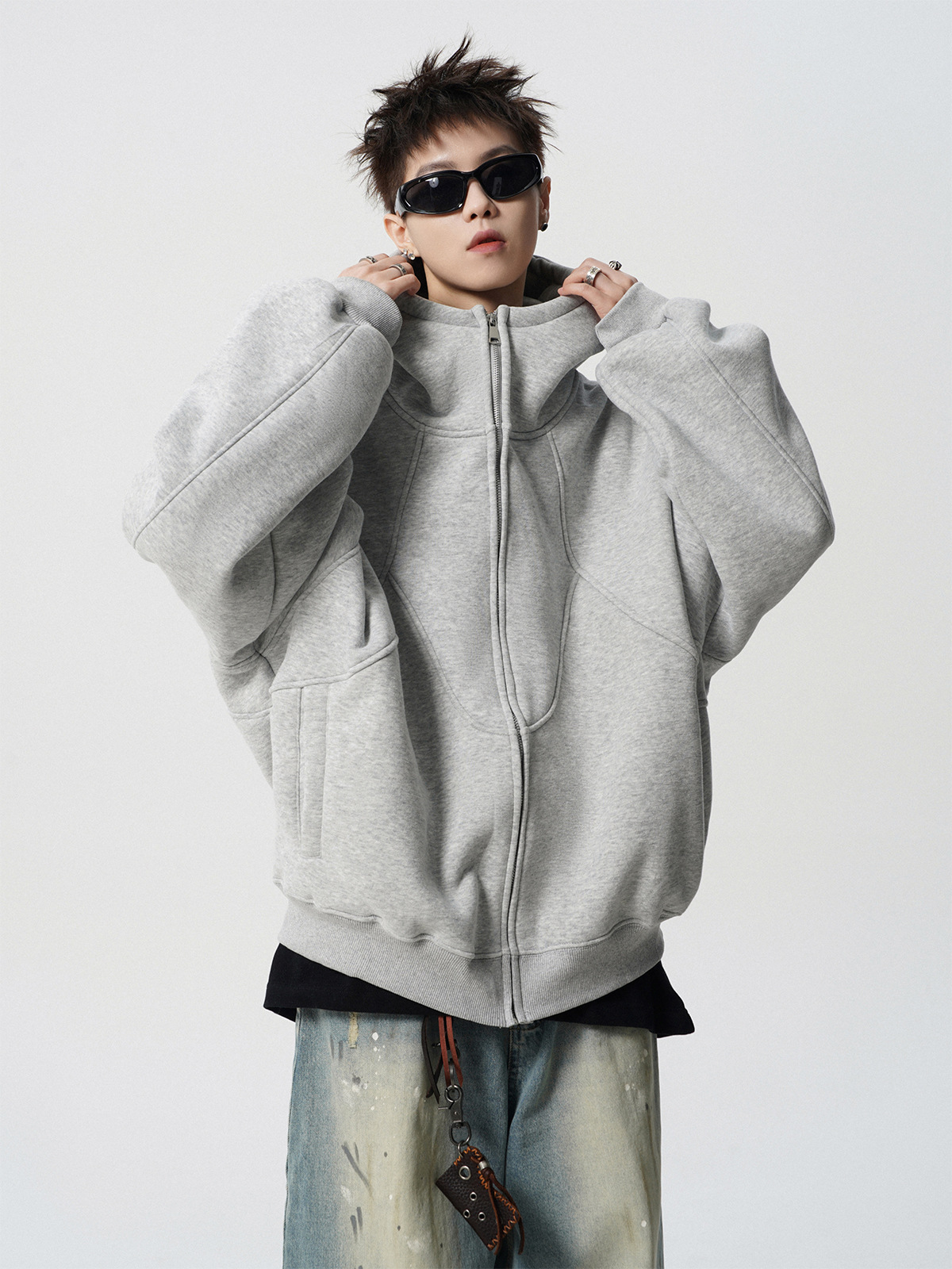 アメリカの重ポンドは帽子付きのコートを作ります。