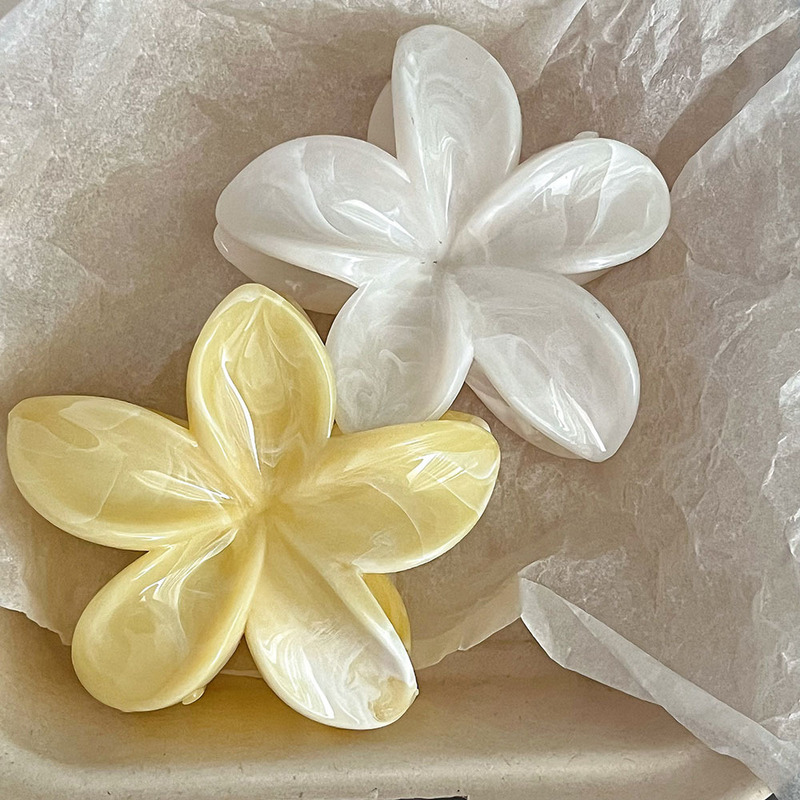High-Quality Summer Seaside Vacation Plumeria Flower Clip, Fresh and Sweet, Hair-Dyed Shark Clip on the Back of the Head High-Quality Summer Seaside Vacation Plumeria Flower Clip, Fresh and Sweet, Hair-Dyed Shark Clip on the Back of the Head