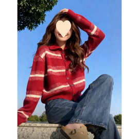 本命年新年穿搭红色条纹翻领毛衣外套女秋冬老钱风宽松针织开衫厚