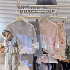 女の子のレースのニットの春の新型の女の子の赤ちゃんの洋気はカーディガンの中の子供の甘いtシャツをつなぎ合わせます。
