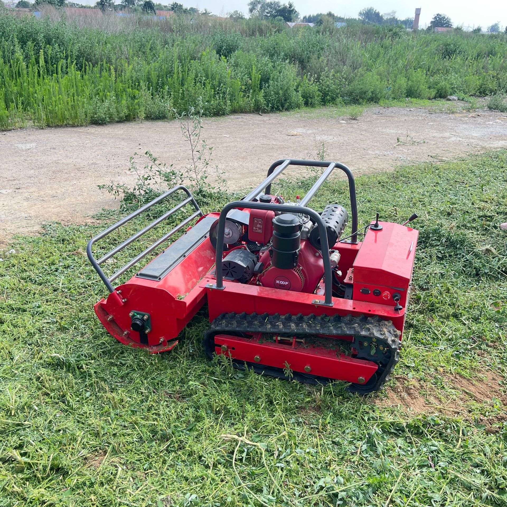 出口韩国农用遥控割草机 果园全地形履带式碎草机 智能柴油割草机
