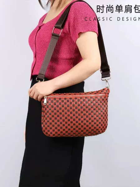New Trendy Checkerboard Dumpling Bag with Wide Shoulder Strap, Pressure-Relieving Single-Shoulder Crossbody Bag, Simple and Unique Textured Small Square Bag