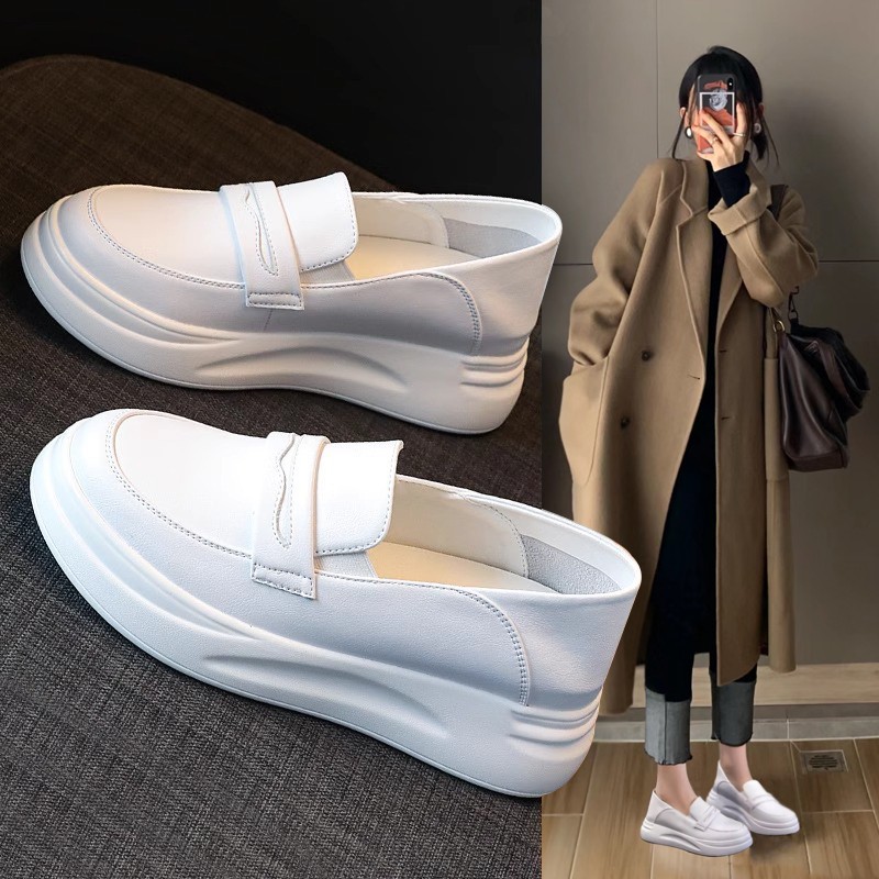 Zapatos blancos bajos de altura para mujeres de verano y otoño de 2025 zapatos de mujer confortáveis muffins transpirables zapatos deportivos con suela gruesa