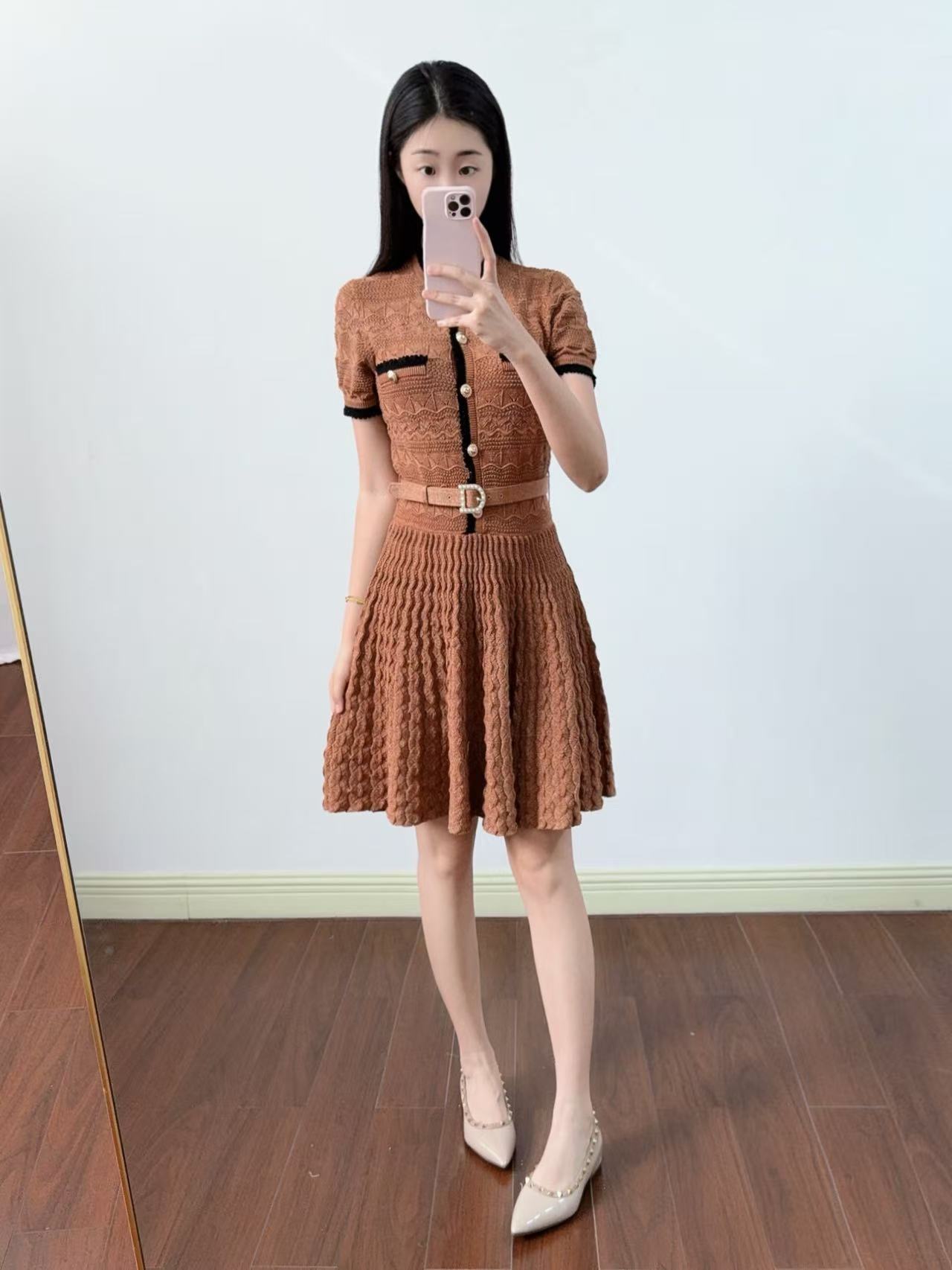 Summer elegant brace with a round collar