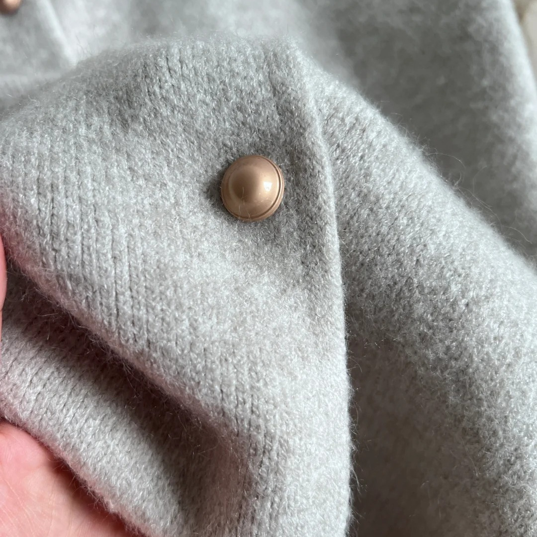 シンプルで怠惰な風の小金はカーディガンのセーターを編んでいます。