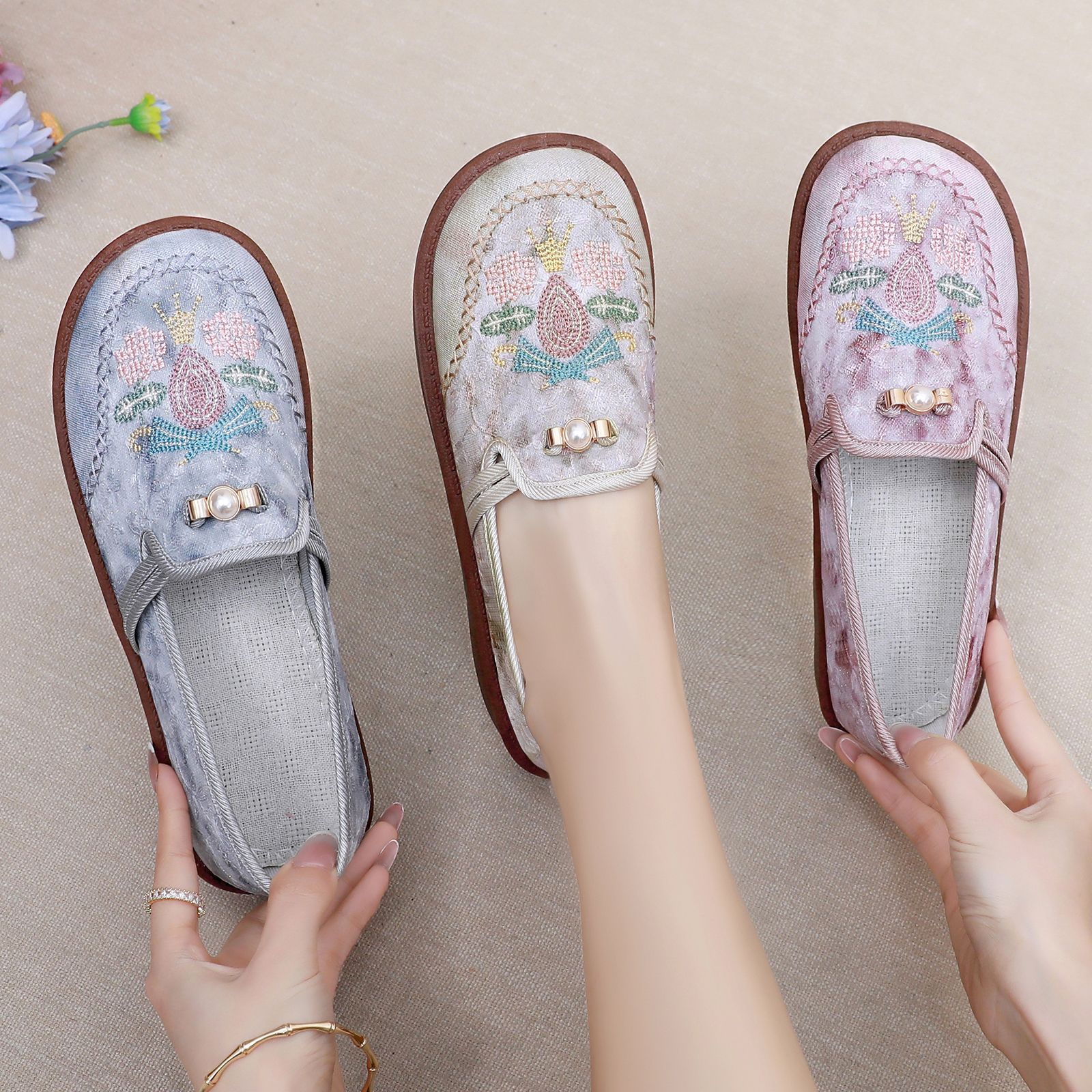 Viejos zapatos de tela de Beijing, nuevos zapatos bordados de moda nacional, cómodos, zapatos de madre suaves, zapatos de mujer bordados de estilo nacional image 5