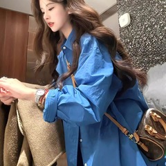 韓国系高級感の青いシャツのコートの女性の春のゆったりした長袖の気質はとても美しいです。