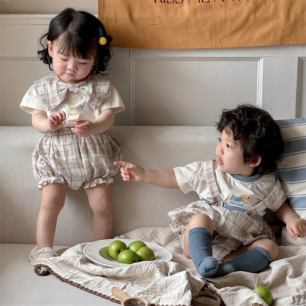 Verano dibujos animados coreanos de dos piezas de manga corta para bebés, hombres y mujeres, hermanos y hermanas, traje de babero, traje de salida, transpirable