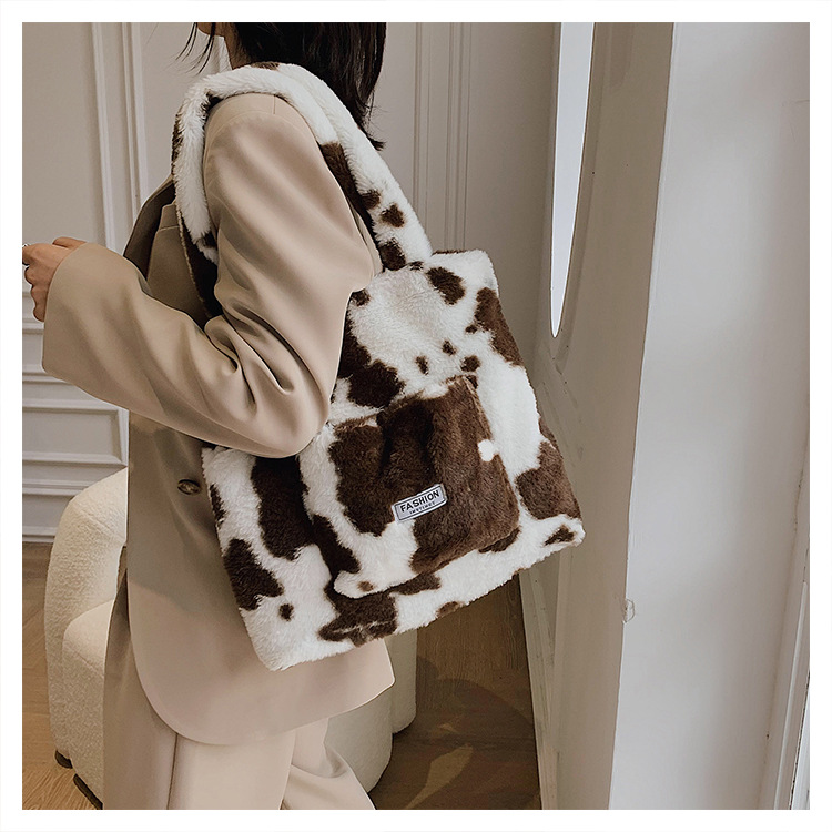 Black And White Checkerboard Large Capacity Plush Tote Bag Autumn And Winter New Simple Plush Shoulder Bag display picture 4