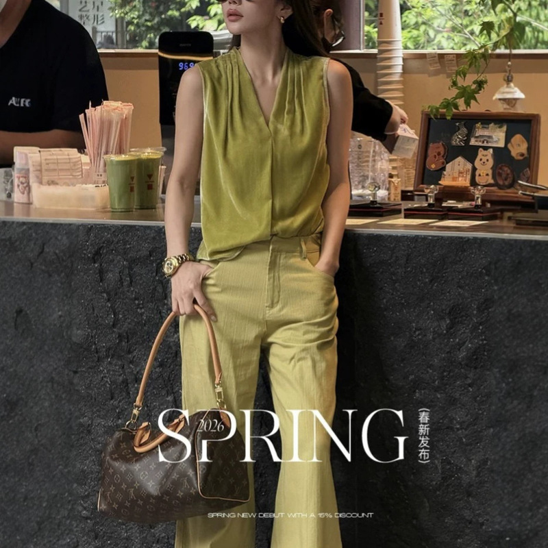 Summer New Style Silk Velvet Pleated Top with V-Neck, Exquisite and Neat, Casual and Versatile Improved Blouse Summer New Style Silk Velvet Pleated Top with V-Neck, Exquisite and Neat, Casual and Versatile Improved Blouse