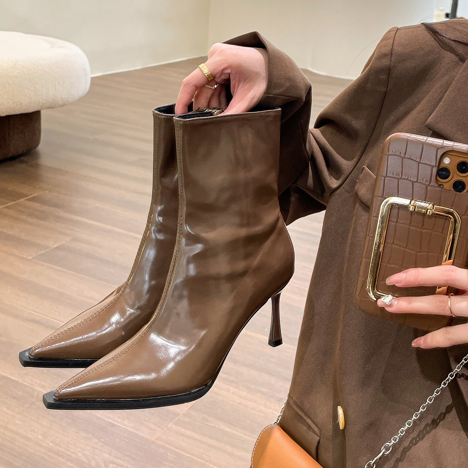 Europa y América retro señaló tobillo botas de mujer 2023 nuevo elegante tacones altos charol botas delgadas