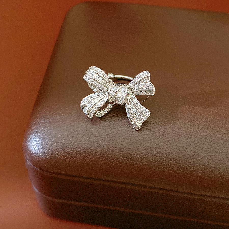 Flores de zircon arco de orejas de orejas mujeres sin agujeros de orejas personalidad temperamento de moda pendientes ligeros de lujo alta sensación de auriculares al por mayor