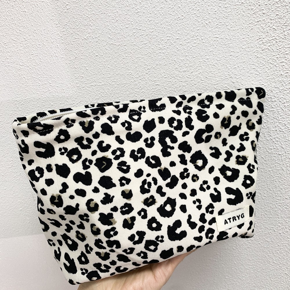 Bolsas de maquillaje de leopardo impresa bolsas de lápiz labial bolsas de almacenamiento portátiles de gran capacidad bolsas de mano una bolsa de lotes