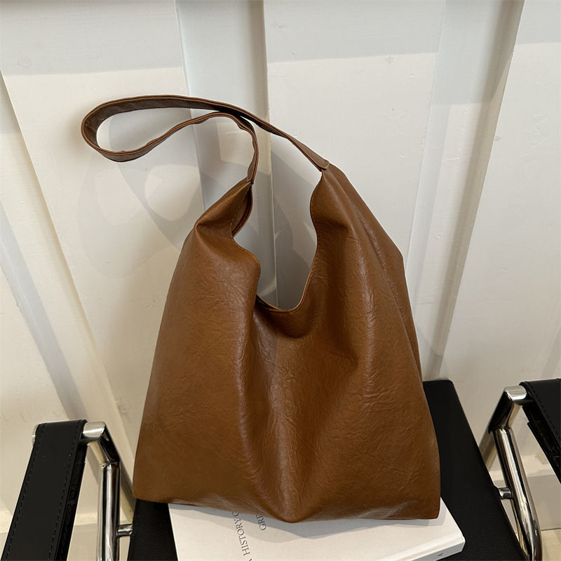 Bolso de mujer retro de gran capacidad de superficie suave casual 2024 nuevo estilo otoño e invierno bolso de hombro con patrón de agarre de mano moda bolso de cubo Tote