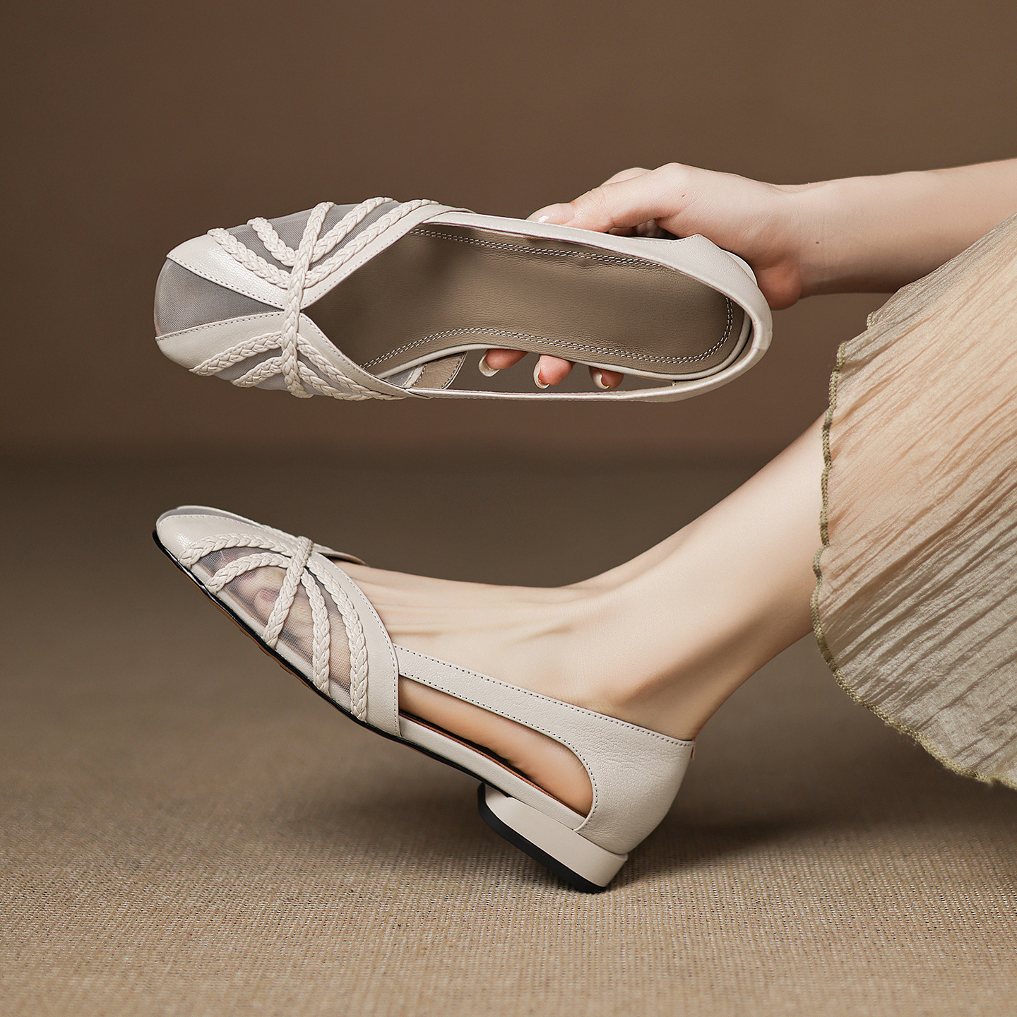 Sandal nữ da cừu mũi kín đế bệt phối lưới thoáng khí — đen