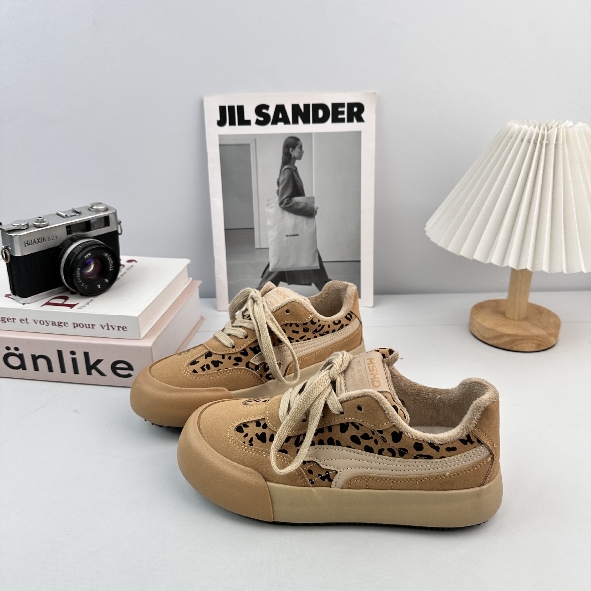 Zapatos de entrenamiento retro de terciopelo para mujeres 2025 nuevos zapatos calientes casuales ligeros y cómodos con patrón de leopardo image 5