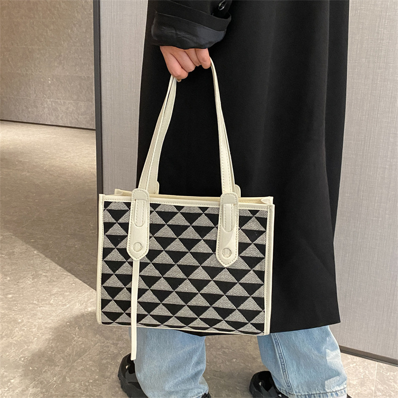 Women's Large Spring&summer Pu Leather Geometric Fashion Bucket Zipper Tote Bag display picture 6