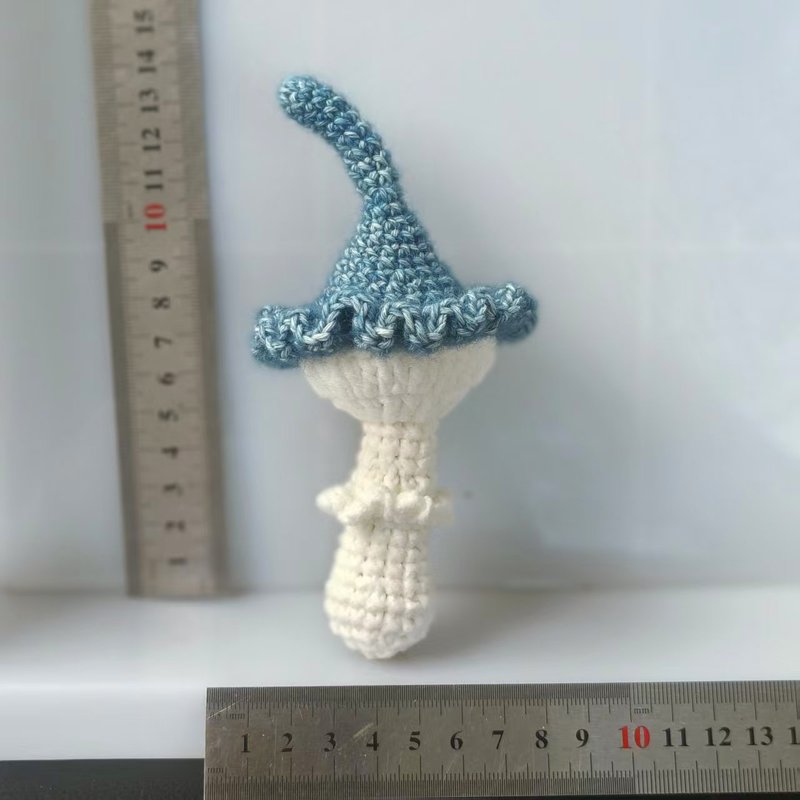 手作りの毛糸編みさくらんぼ車センチのキーホルダーにかわいい果物のストラップを掛けます。|undefined