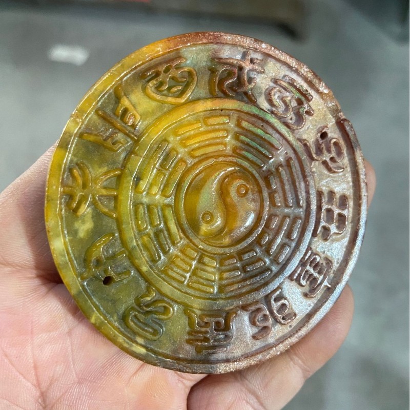 古い工芸品の山を卸売りします。|undefined