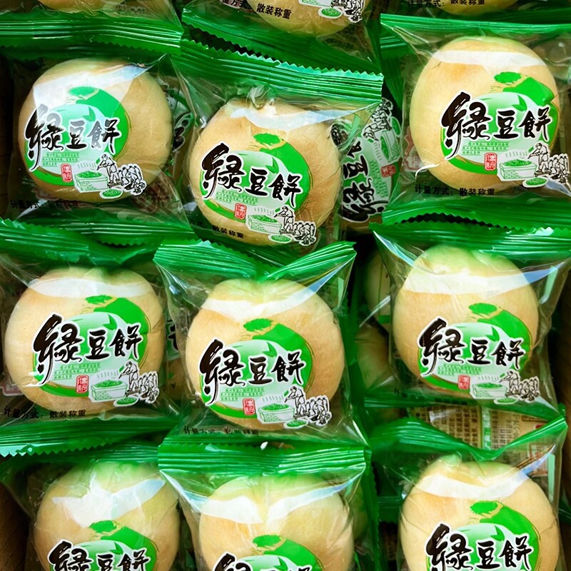 老式绿豆饼薄白皮圆润饼身内填细腻绿豆沙馅口感绵密清甜豆香浓郁