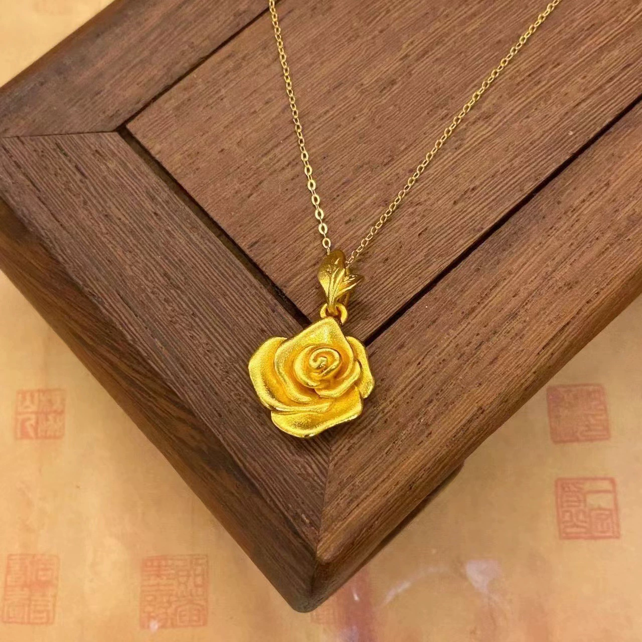Маленькая красная книга та же песочная золотая романтическая ретро роза кулон ожерелье медные позолоченные аксессуары ожерелье цепочка ключицы оптом
