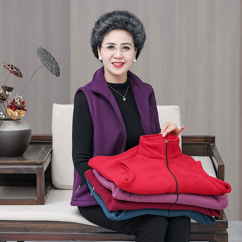 Мама одевается осенью и зимой