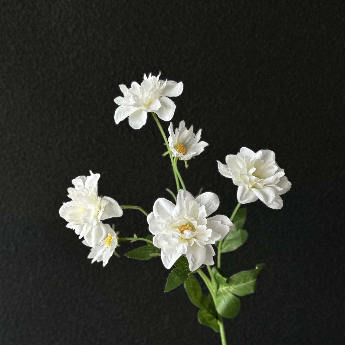 Flores falsas blancas Flores artificiales Flores para bodas Auditorio de bodas Decoración del hotel Techo artificial Flores artificiales Flores falsas