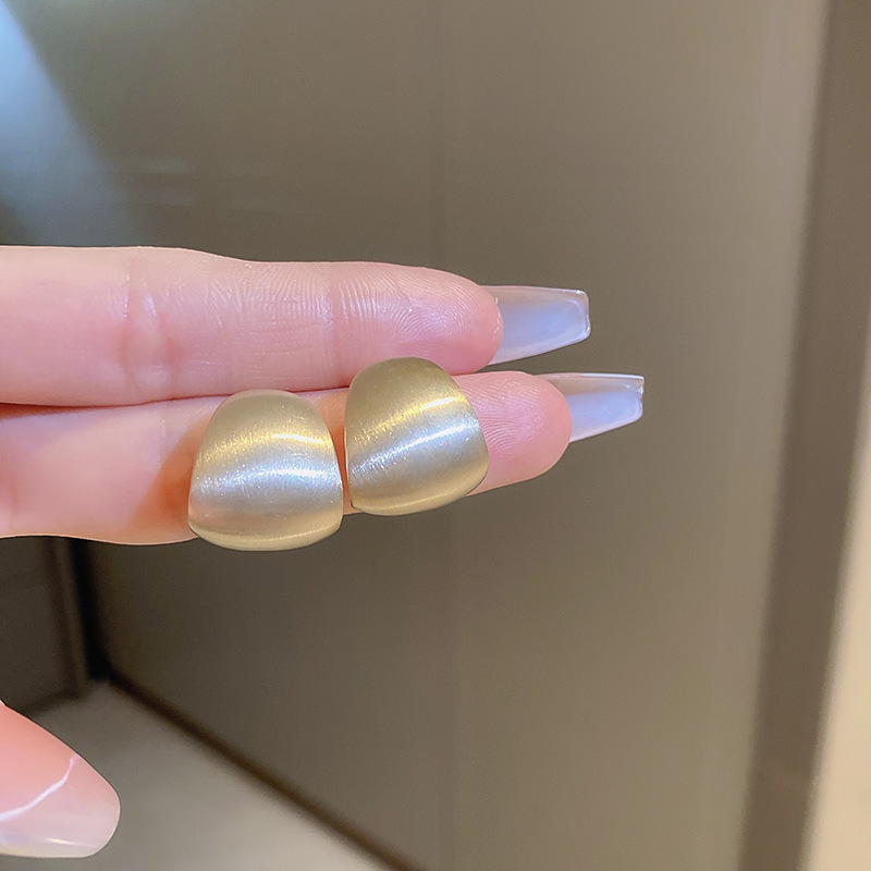 Pendientes de perlas asimétricas con cuernos de diamantes súper parpadeantes de plata Pendientes de nicho de viento frío femenino Pendientes de lujo ligero de alta calidad