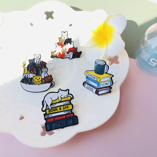 Foreign Trade Creative Book-Loving Cat Pin Cartoon Anime Versatile Collar Pin Clothing Backpack Metal Badge