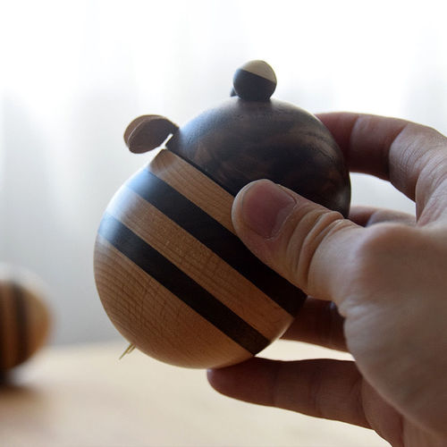 Small Bee Toothpick Box, Solid Wood, Home Use, Personalized & Creative Design, High-End Wooden Toothpick Holder in a Cute Style—Perfect for Restaurants and Living Rooms