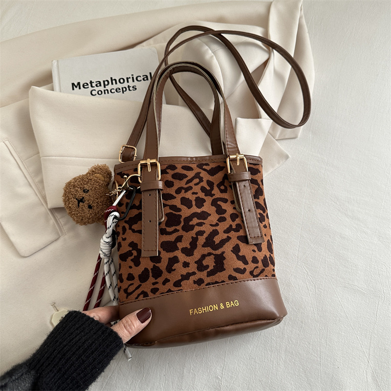 Nicho coreano bolso mate mujeres 2024 nuevo otoño invierno bolso de hombro de alto nivel retro bolso de cubo