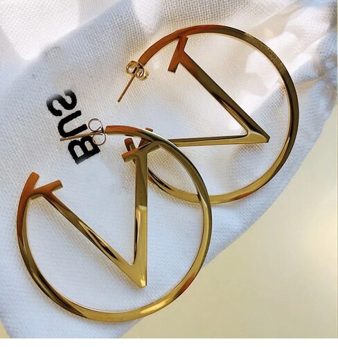 European and American style fashion big V letter large earrings, exaggerated personality, high-end circle titanium steel earrings, jewelry trend