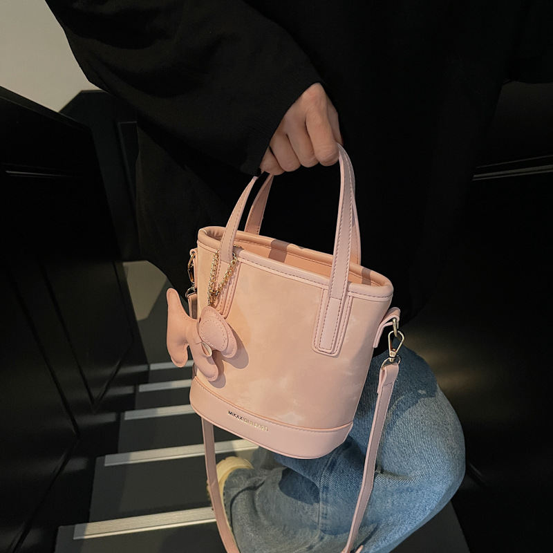 Bolso de tendencia explosiva para mujeres 2025 nuevo estilo versátil bolso de hombro simple de alto nivel nicho bolso de cubo