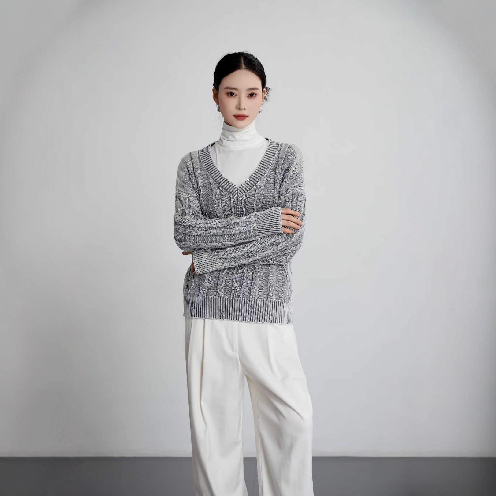 Coreano retro torcido cuello en V manga larga camiseta de punto suelta nuevo otoño y invierno hacer viejos agujeros suéter mujer ropa exterior
