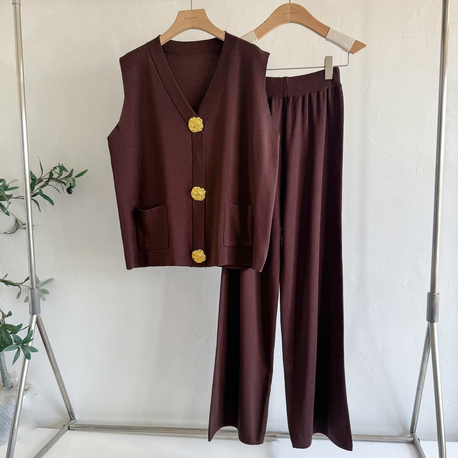 Conjunto de punto para mujer con chaleco botones oro y pantalón_voghion.com