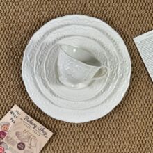 白色法式复古盘子釉下彩陶瓷盘批发家用菜盘餐厅意面盘高级感餐具