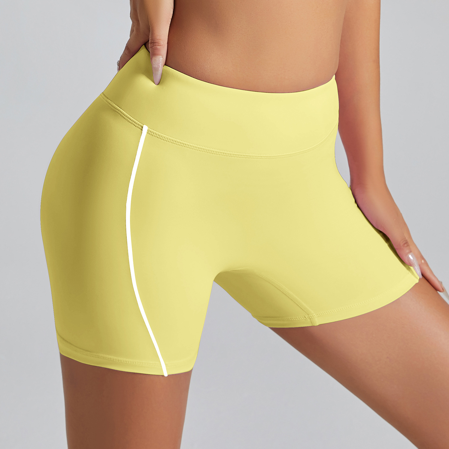 Pantalones cortos deportivos de color de contraste europeo y americano sin línea de vergüenza Cintura alta, ajustados desnudos, pantalones de yoga de fitness de cadera de melocotón, pantalones de tres puntos